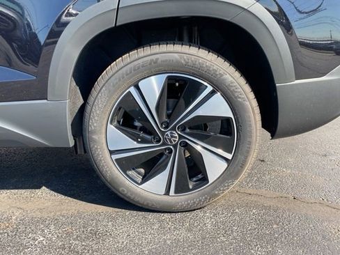 New 2025 Volkswagen Taos SE image 17