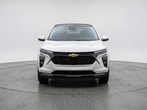 Used 2025 Chevrolet Trax LT FWD image 2