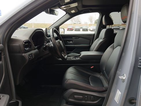 Used 2025 Honda Pilot TrailSport image 8