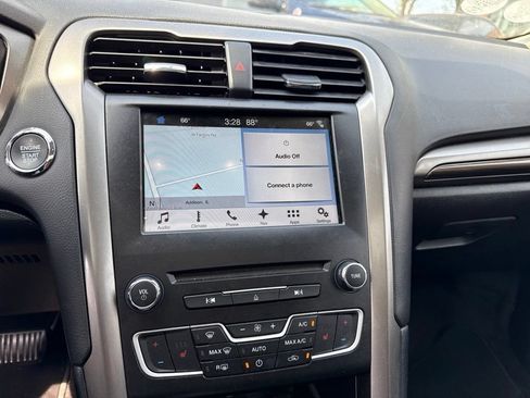 Used 2017 Ford Fusion SE w/ Fusion SE Technology Package FWD image 9