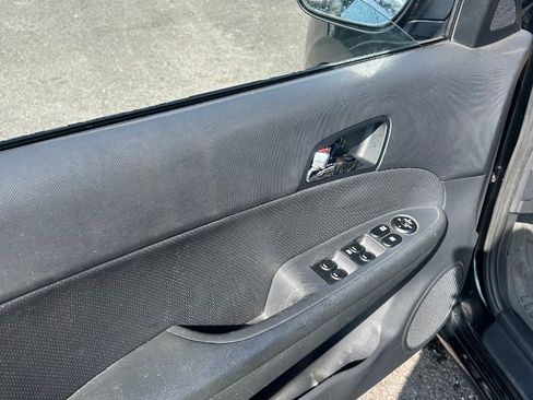 Used 2011 Hyundai Elantra FWD image 8