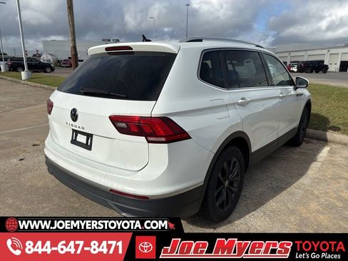 Used 2024 Volkswagen Tiguan SE image 3