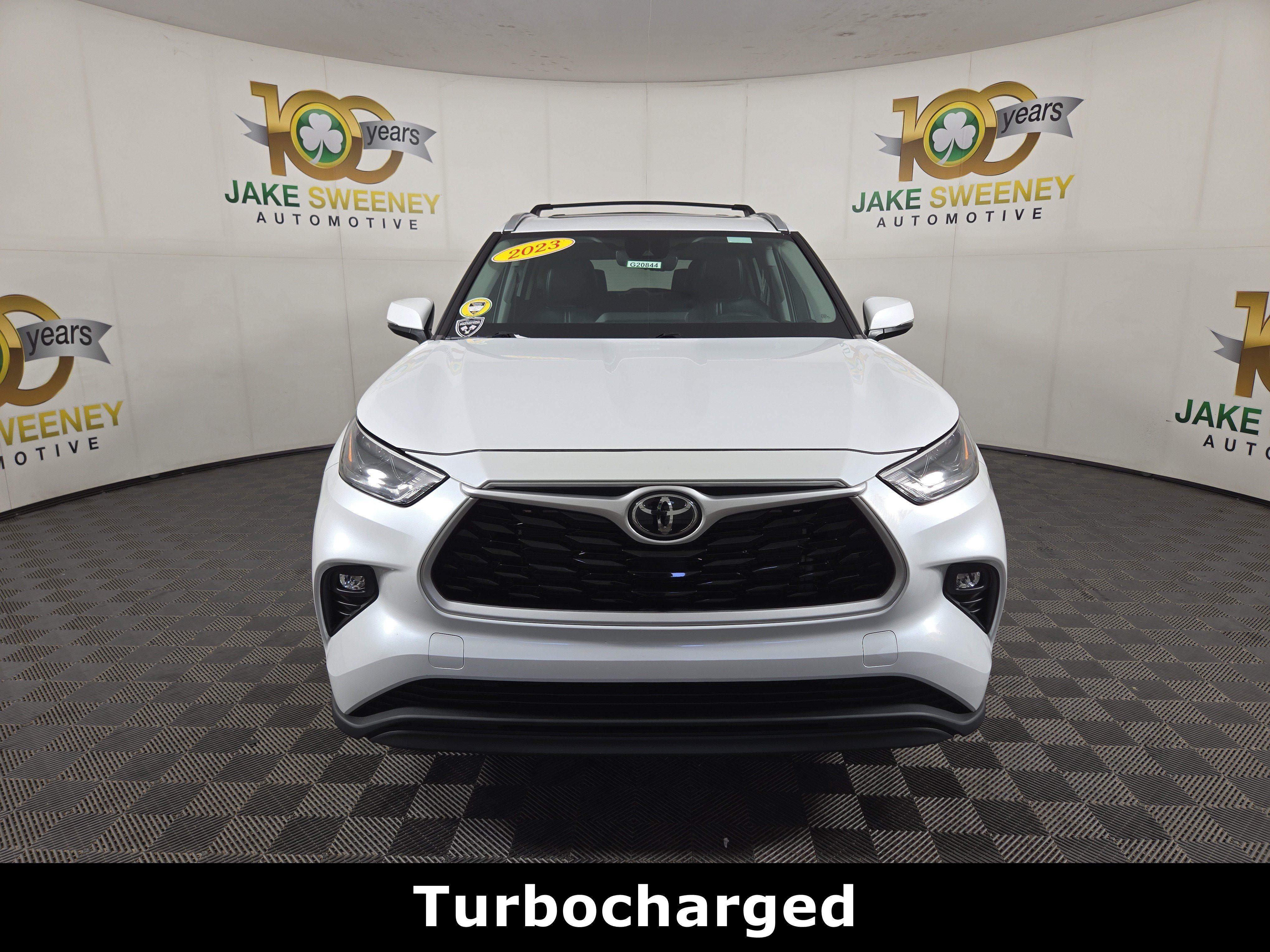 Used 2023 Toyota Highlander XLE AWD/4WD image 2