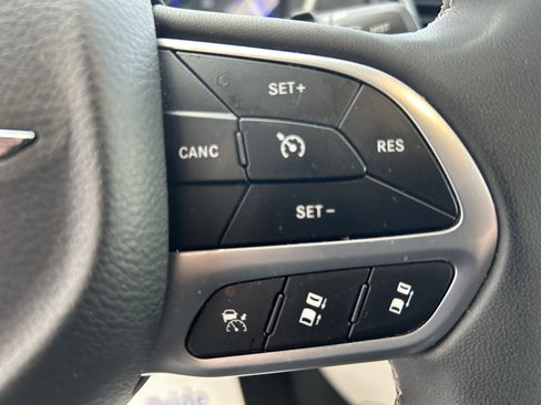 Used 2023 Chrysler Pacifica Touring-L FWD image 23