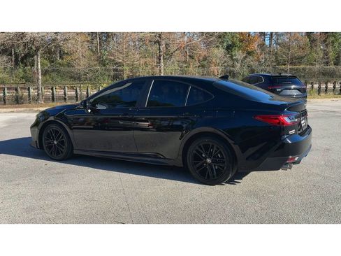 Used 2025 Toyota Camry SE image 2