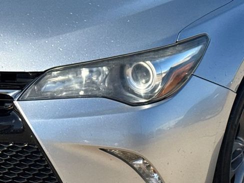 Used 2017 Toyota Camry SE image 5