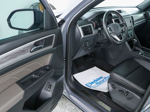 Used 2021 Volkswagen Atlas Cross Sport SE w/ Panoramic Sunroof Package FWD image 3