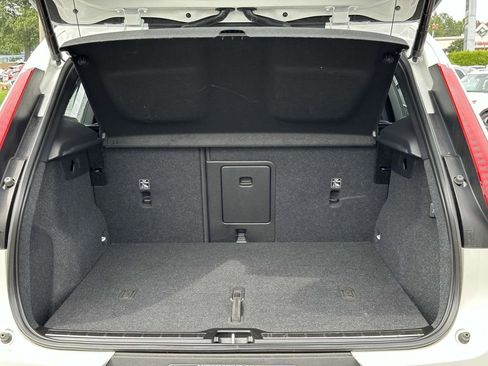 Used 2023 Volvo XC40 B5 Plus AWD/4WD image 14