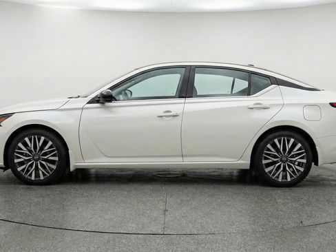 Used 2025 Nissan Altima 2.5 SV image 5