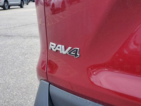 Used 2021 Toyota RAV4 XLE w/ Convenience Package image 7