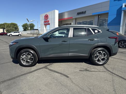 New 2026 Chevrolet Trax LT w/ LT Convenience Package FWD image 2