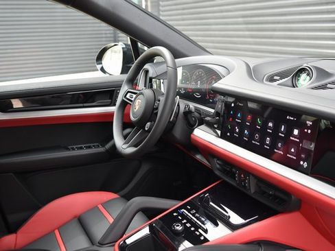 Certified 2025 Porsche Cayenne image 19