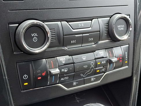 Used 2018 Ford Explorer XLT w/ Equipment Group 202A AWD/4WD image 16