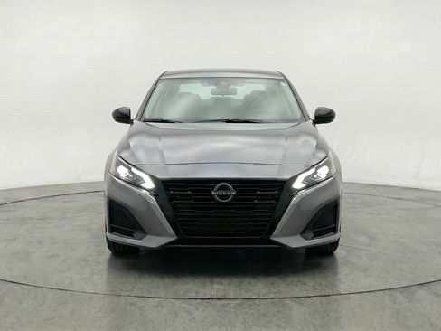 Used 2025 Nissan Altima 2.5 SV FWD image 2