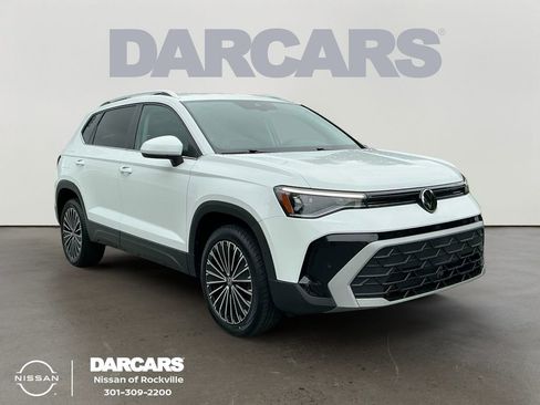 Used 2025 Volkswagen Taos SE FWD image 1