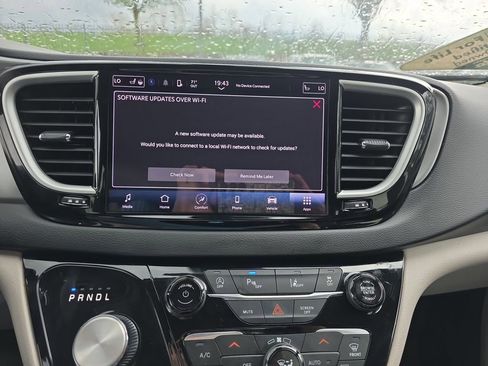 Used 2023 Chrysler Pacifica Touring-L image 9