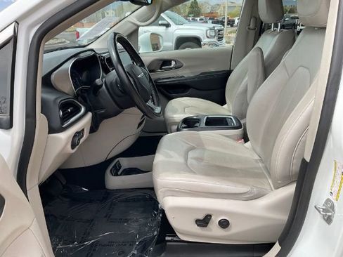 Used 2021 Chrysler Pacifica Touring-L FWD image 12
