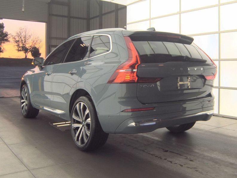 Used 2023 Volvo XC60 B5 Ultimate w/ Climate Package FWD image 4