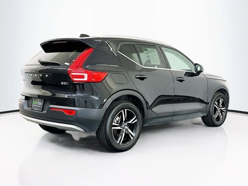 Used 2025 Volvo XC40 B5 Core image 9