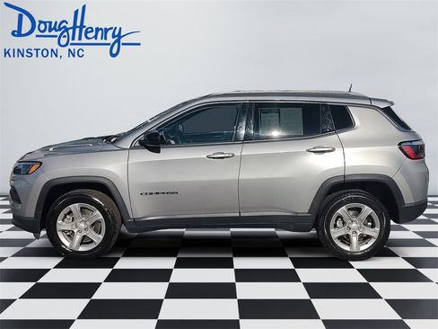 Used 2024 Jeep Compass Latitude image 2