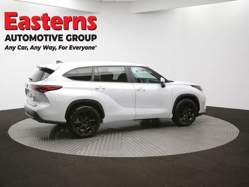 Used 2023 Toyota Highlander LE image 42