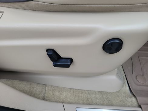 Used 2017 Jeep Grand Cherokee Overland image 9