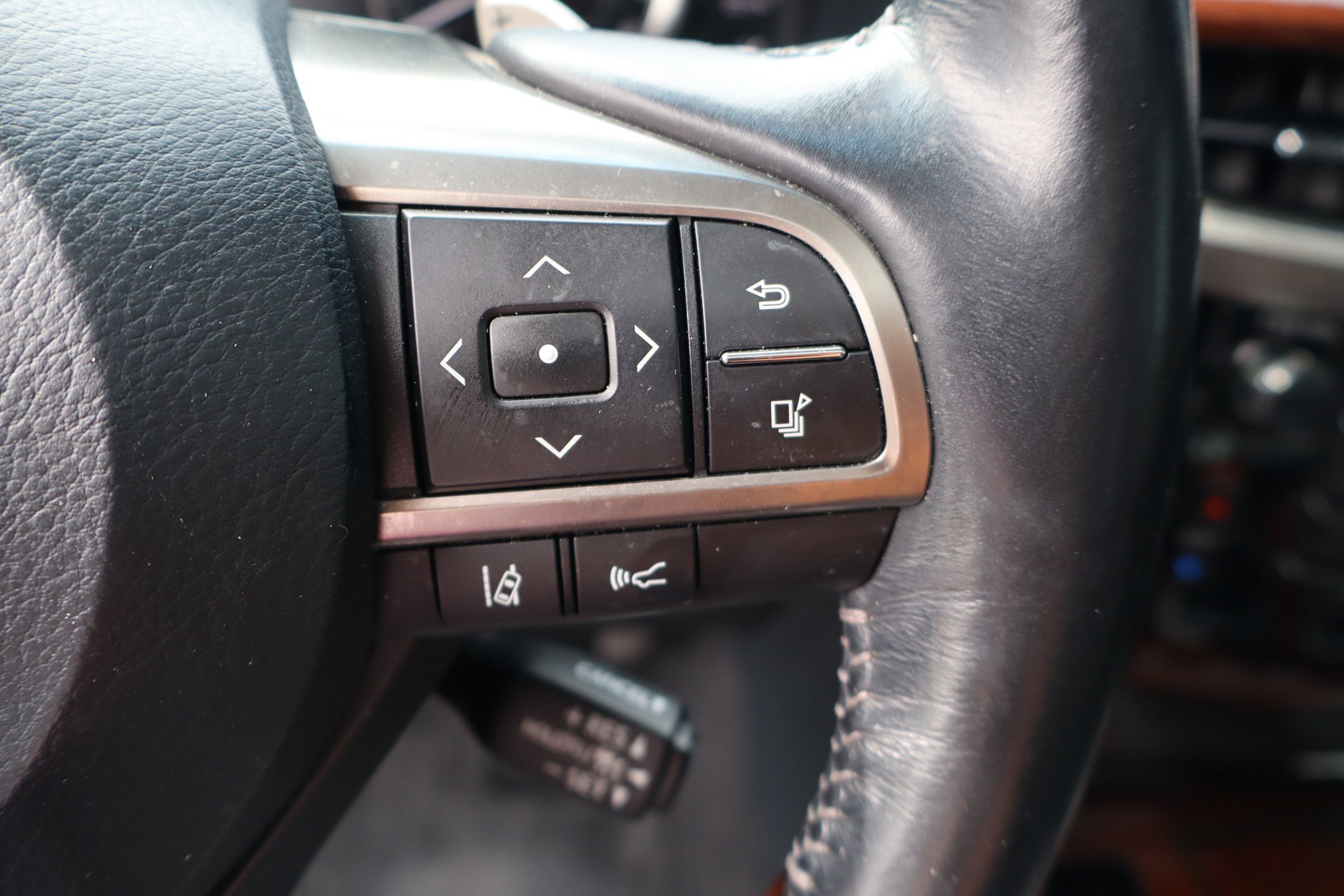 Used 2019 Lexus LX 570 4WD w/ Luxury Package image 19