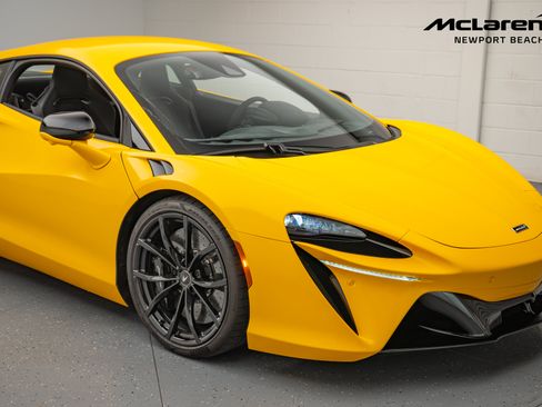 Used 2024 McLaren Artura RWD image 23