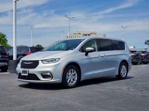 Used 2023 Chrysler Pacifica Touring-L FWD image 34