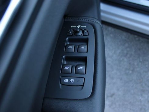 Used 2025 Volvo XC60 B5 Plus image 11