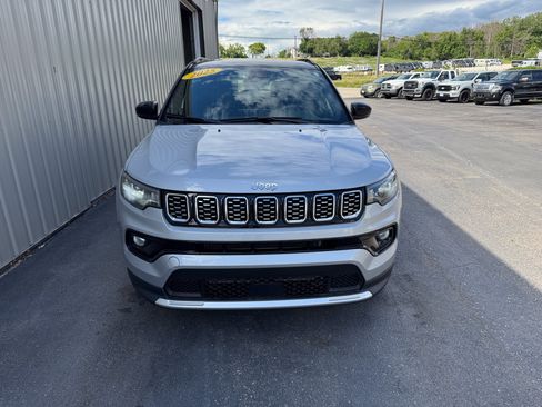 Used 2025 Jeep Compass Limited AWD/4WD image 3