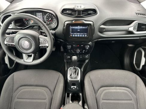 Used 2018 Jeep Renegade Latitude w/ Popular Equipment Group image 3