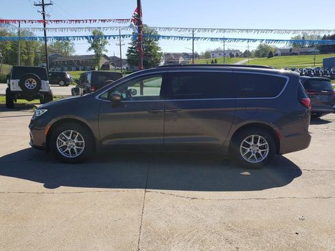 Used 2022 Chrysler Pacifica Touring-L FWD image 6