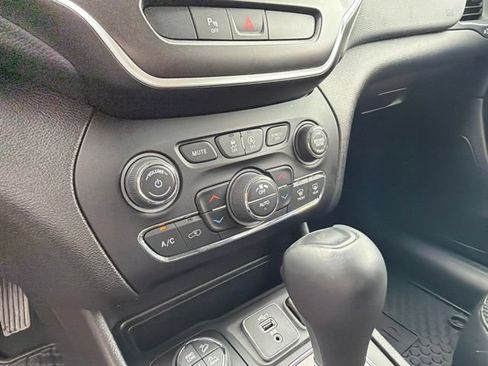 Used 2021 Jeep Cherokee Trailhawk AWD/4WD image 28