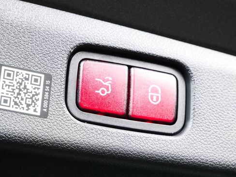 Used 2025 Mercedes-Benz E 53 AMG e 4MATIC Sedan image 32