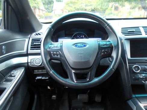 Used 2017 Ford Explorer XLT w/ Equipment Group 201A AWD/4WD image 11