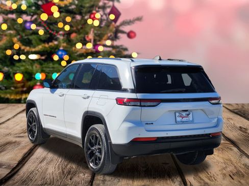 Used 2024 Jeep Grand Cherokee Altitude image 4