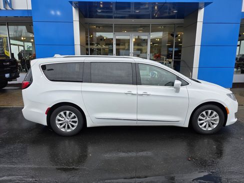Used 2019 Chrysler Pacifica Touring-L image 5