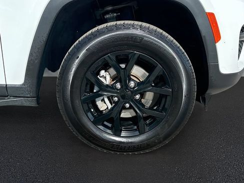 Used 2025 Jeep Grand Cherokee Altitude RWD image 31