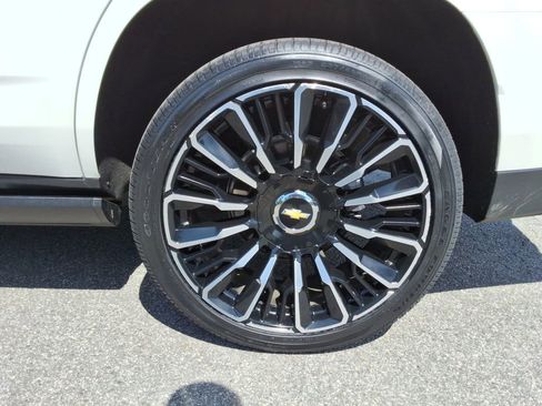 Certified 2025 Chevrolet Tahoe High Country AWD/4WD image 13