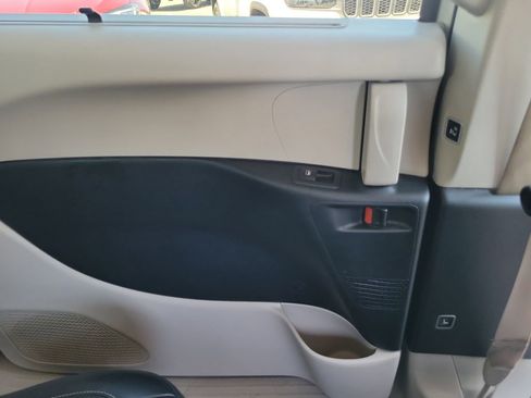 Used 2024 Chrysler Pacifica Touring-L image 14