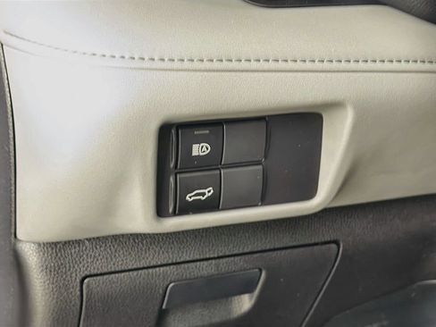 Used 2020 Toyota Highlander XLE AWD/4WD image 11