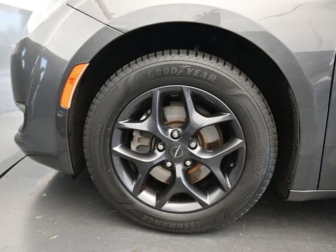 Used 2020 Chrysler Pacifica Touring-L image 78