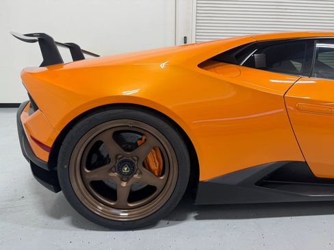 Used 2018 Lamborghini Huracan Performante AWD/4WD image 14