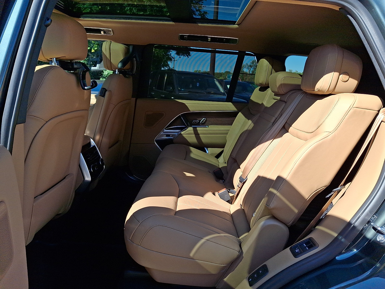 New 2027 Land Rover Range Rover Long Wheelbase SE AWD/4WD image 5