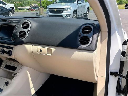 Used 2017 Volkswagen Tiguan SEL FWD image 28