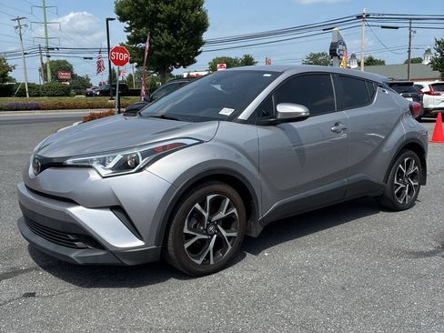 Used 2018 Toyota C-HR XLE FWD image 2