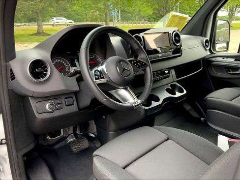 Used 2025 Mercedes-Benz Sprinter 2500 image 9