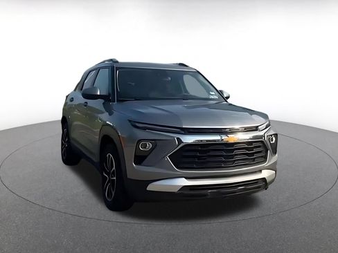 Used 2025 Chevrolet TrailBlazer LT FWD image 3