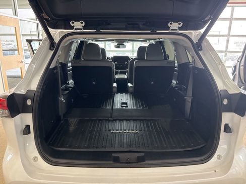 Used 2023 Toyota Highlander Limited image 16